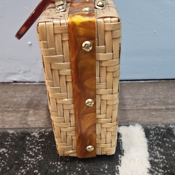 Elegant Tan and Gold Woven Handbag - Picture 2 of 3